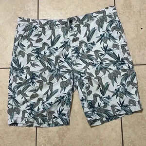 Caribbean Leaf Print Shorts Size 42